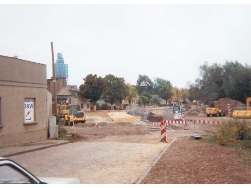 Die Sanierung der Straße „Am Mühlenberg“ schreitet voran. Im Hintergrund wird der Kirchturm saniert.