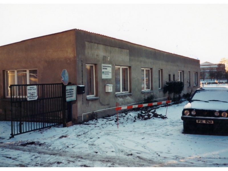 Der Eingang zum ehemaligen Raiffeisengelände im Februar 1996.