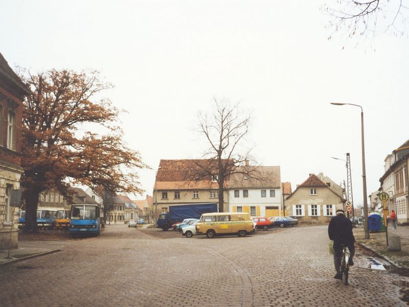 Der Marktplatz wurde bis 1999 als Parkplatz genutzt, auch durch das angrenzende Busdepot, welches im Jahr 2000 abgerissen wurde.
