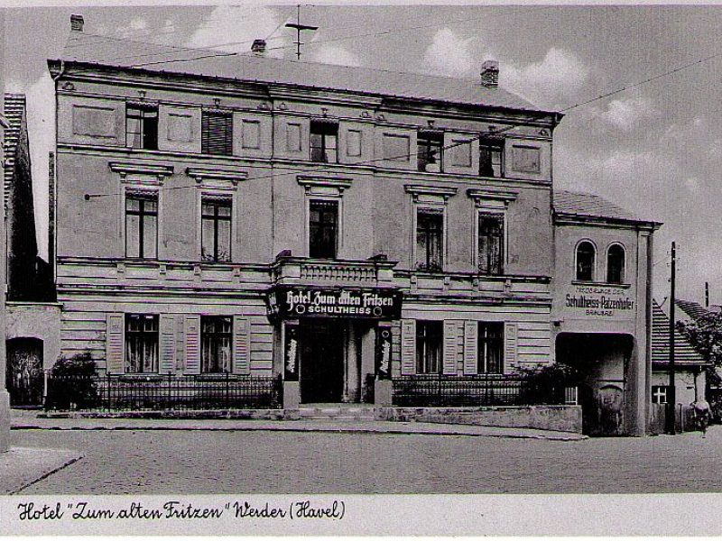 Nach dem Vorbild des alten Hotels und der ehemaligen Brauerei wurde die straßenseitige Fassade wiederhergestellt.